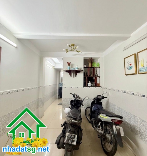 6,9 TỶ – NHÀ ĐẸP KHU CƯ XÁ ĐỒNG TIẾN VIP – QUẬN 103 TẦNG – 4PN – SÁT VẠN HẠNH MALL Thông tin chi tiết:• Diện tích: 41m² (3.1 x 14m) – vuông vức• Kết cấu: 1 trệt 2 lầu, nhà xây kiên cố• Công năng: 4PN – 3WC• Nhà mới đẹp, vào ở ngay – không cần sửa